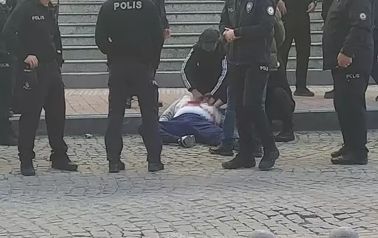 İstismarla suçladığı şahsı duruşma çıkışında kalbinden bıçaklayarak öldürdü