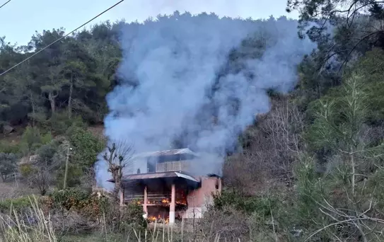 Kozan'da Yangın Yayla Evini Küle Çevirdi