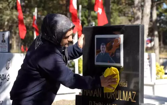 Şehitlikte temizlik yapan kadınların duygusal anları