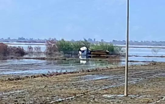 Taşkın sularında yan mahsur kalan tır sürücüsünü itfaiye ekipleri kurtardı