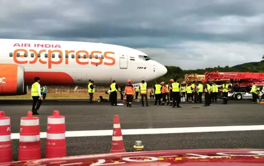 Tayland'da yolcu uçağı sert iniş yaptı: Uçağın iniş takımı koptu