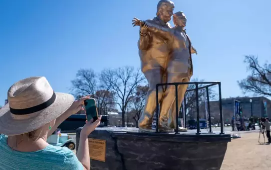 Trump'ı küplere bindirecek heykel! ABD'nin orta yerine diktiler