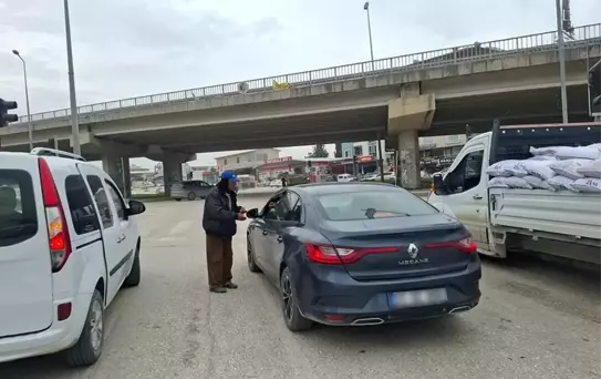 Zabıta operasyonuyla yakalanan dilencilerin üzerinde 4 bin TL'yi bulan para ele geçirildi