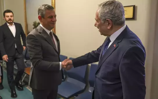 CHP Genel Başkanı Özel, eski TBMM Başkanı Arınç'ı ziyaret etti