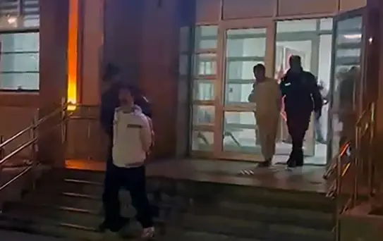 Adana'da Firari Aile Yangın Merdiveninde Yakalandı