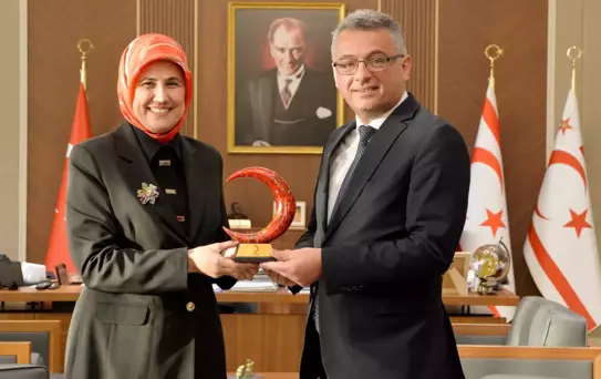 Erhürman Kızılay Heyetini Kabul Etti