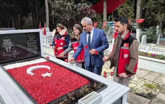 Tekirdağ'da şehit mezarlarına karanfil bırakıldı