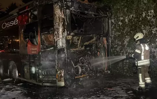 Beşiktaş'ta metrobüsün motor kısmı alev alev yandı; 60 yolcu tahliye edildi