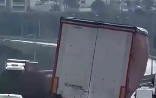 Bursa'da Tır Tehlikeli Yolda İlerledi