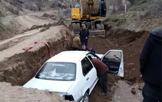 Elazığ'da Çukura Düşen Otomobil Kurtarıldı