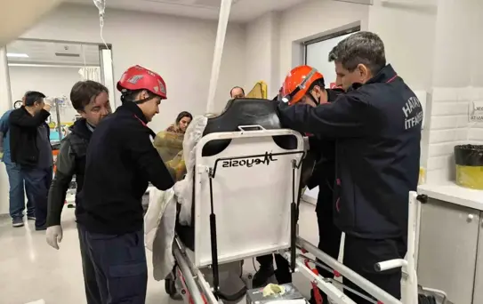 Göğüs boşluğuna demir saplanan hastanın ameliyatına itfaiye girdi