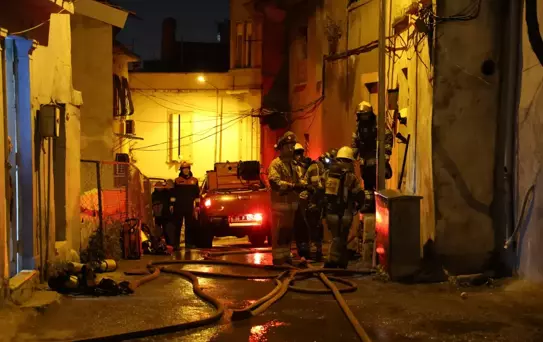 İzmir'de Yangın: 2 Katlı Ev Kullanılamaz Hale Geldi