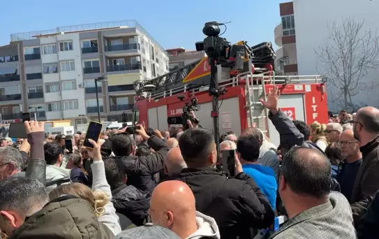 Kuşadası'nda Gerginlik: İtfaiye Aracı Engellendi