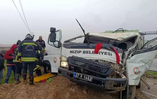 Nizip Belediyesi'ne ait araç kaza yaptı: 1 yaralı