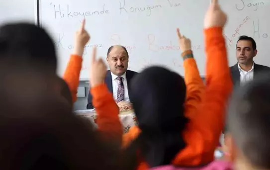 Öğrencilere kendi hikayesini anlattı