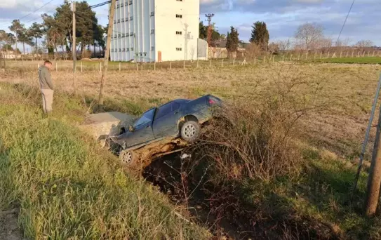Bafra'da Otomobil Su Kanalına Düştü