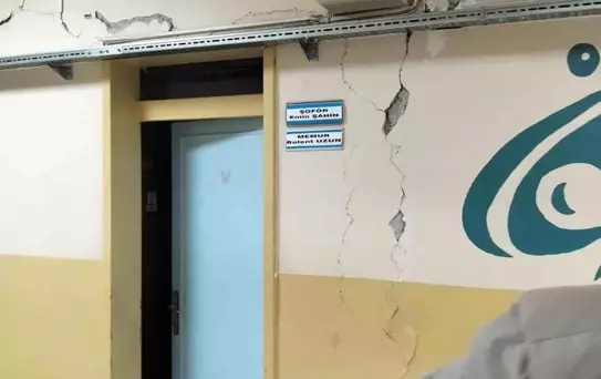 Tokat'ta Deprem Okulda Çatlaklara Neden Oldu