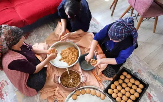 Kozan'da Kadınlar Bayram Sofraları İçin İçli Köfte Hazırlıyor