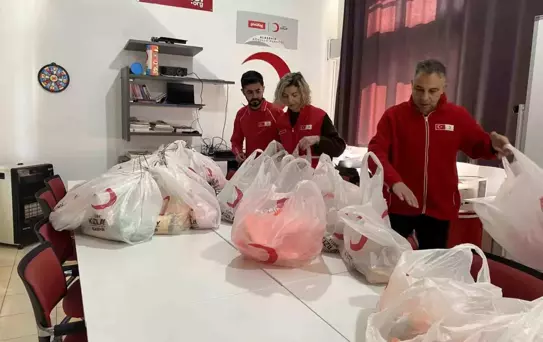 Kızılay'dan İhtiyaç Sahibi Çocuklara Bayramlık