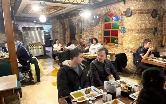 İstanbul'da Öğrencilere Ramazan İftarı