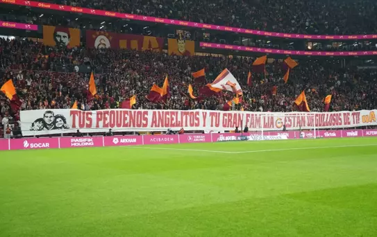 Galatasaray taraftarından, Lucas Torreira için özel pankart