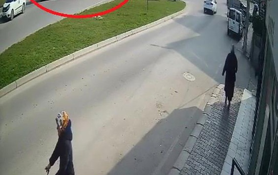 Halk otobüsü ile otomobilin çarpıştığı kaza kamerada: 9 yaralı