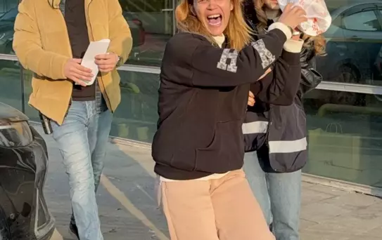 Hırsızlık suçundan 60 kaydı bulunan 8 çocuk annesi kadın tutuklanınca ağlayarak cezaevine götürüldü