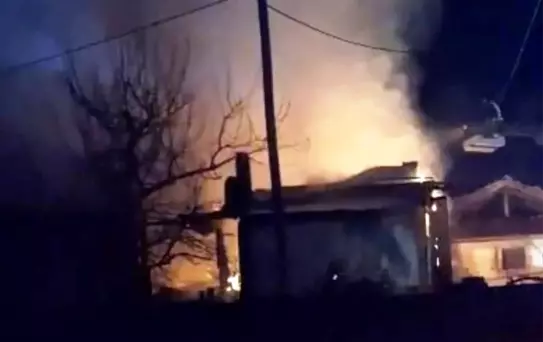 Hisarcık'ta çıkan yangında ev ve samanlık tamamen yandı