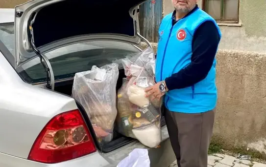 Yardımsever İmam-Hatip, Kapı Kapı Yardım Dağıtıyor