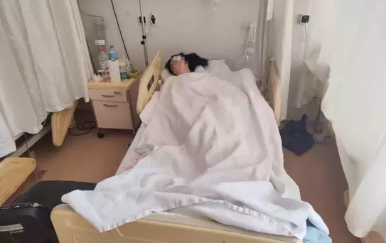 Şiddet gördüğü eşi tarafından dördüncü kattan atılan kadın yaşam mücadelesi veriyor