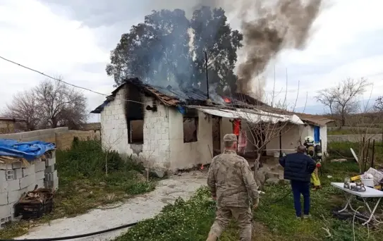 Kırıkhan'da müstakil ev alevlere teslim oldu