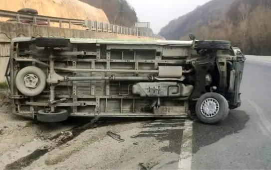İnegöl'de Minibüs Takla Attı, Sürücü Yaralandı