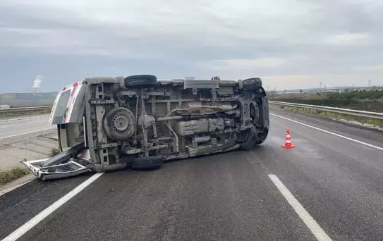 Ambulans Devrildi: 3 Sağlık Çalışanı Yaralandı