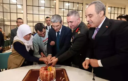 Polislerden özel bireye unutamayacağı doğum günü sürprizi