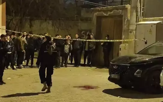 Sokakta yürürken tabanca ile başından vuruldu