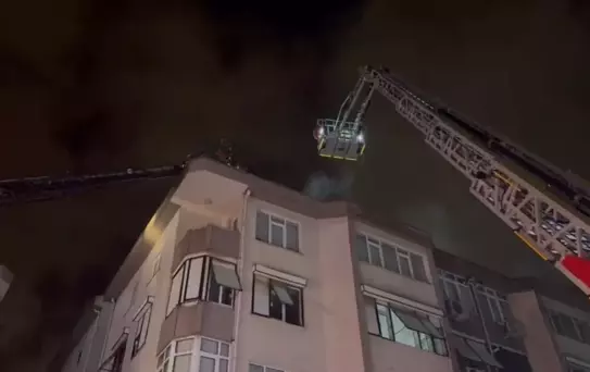 Üsküdar'da çatı yangını: Ekipler hızla müdahale etti