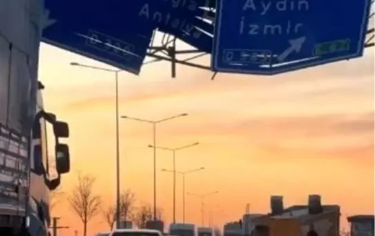 Denizli'de Tır Kazası: Dorse Yola Savruldu