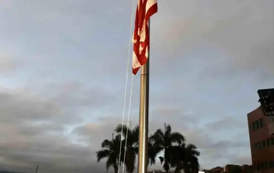 7 yıl sonra bir ilk! ABD bayrağı yeniden göndere çekildi