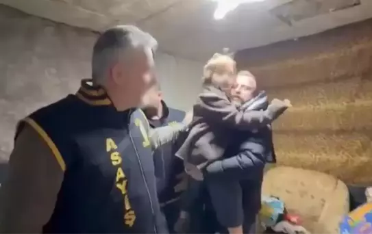 Esaretten kurtarılan çocuk 7 yıl sonra annesiyle kavuştu ama gerçeği bilmiyor! Yıllarca bu yalanla büyütmüşler