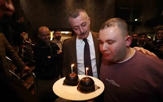 Arif'e iftar sofrasında sürpriz doğum günü