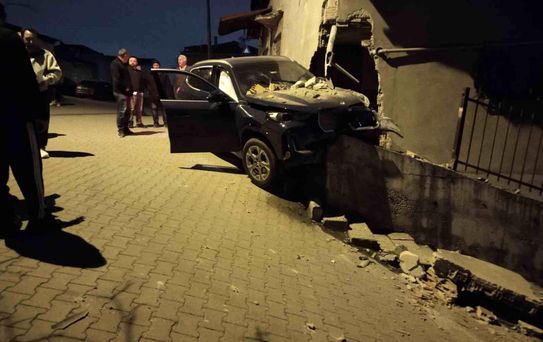 Ataşehir'de BMW İstinat Duvarına Çarptı