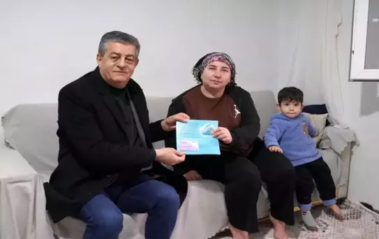 Başkan Yarka kapı kapı dolaştı, sosyal kartları bizzat teslim etti