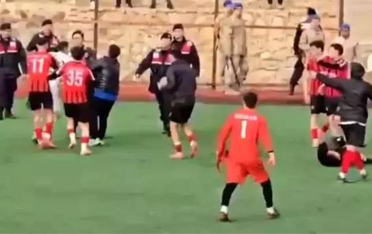 Bitiş düdüğü ile birlikte yeşil saha ringe döndü