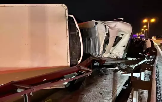 Büyükçekmece'de Tır Devrildi, Trafik Kilitlendi