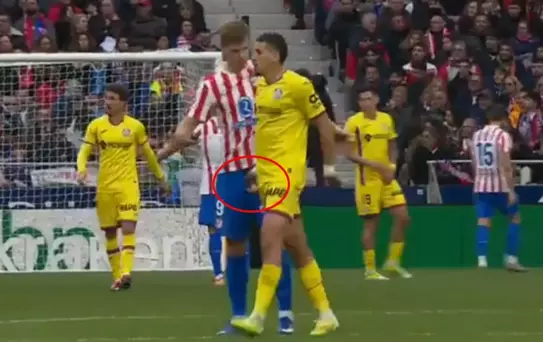 En sonunda bunu da gördük! Rakibinin cinsel organını avuçladı sonu kötü oldu