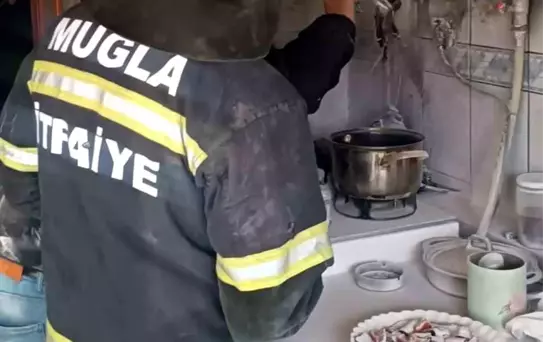 Evde çıkan yangın ev sahibinin müdahalesi ile söndürüldü