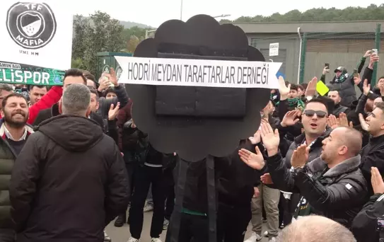 Görülmemiş tepki! Kocaelispor taraftarları, TFF binasının önüne siyah çelenk bıraktı