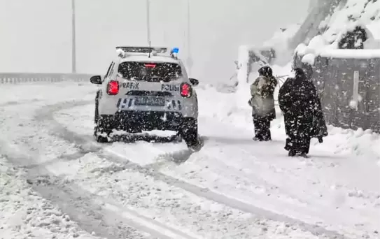 Hakkari'de Minibüs Kar Yağışında Mahsur Kaldı