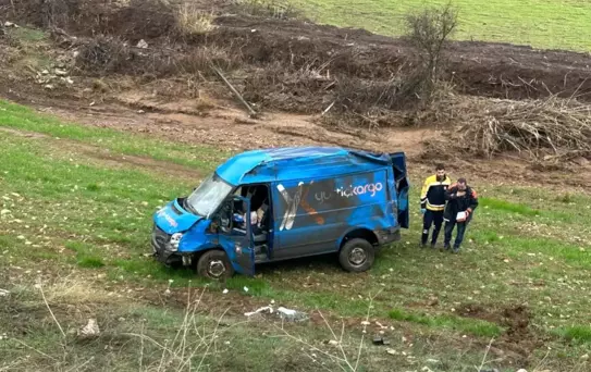 Adıyaman'da Kargo Aracı Takla Attı