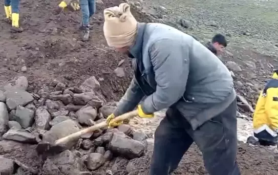 Siverek'te Mahalleliler Sulama Göletini Onardı